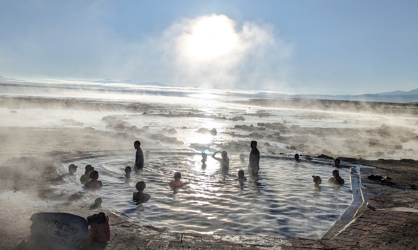 ボリビアの地熱水プールで水浴びをする人々