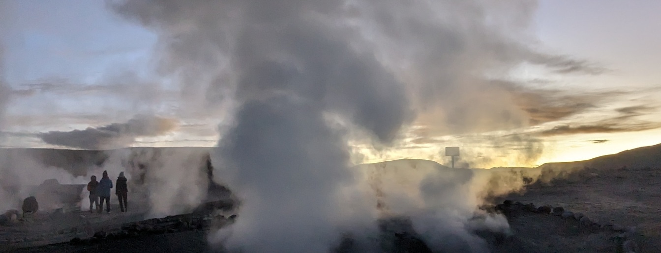 Jeotermal kaynaklardan çıkan buharın içinde duran insanlar