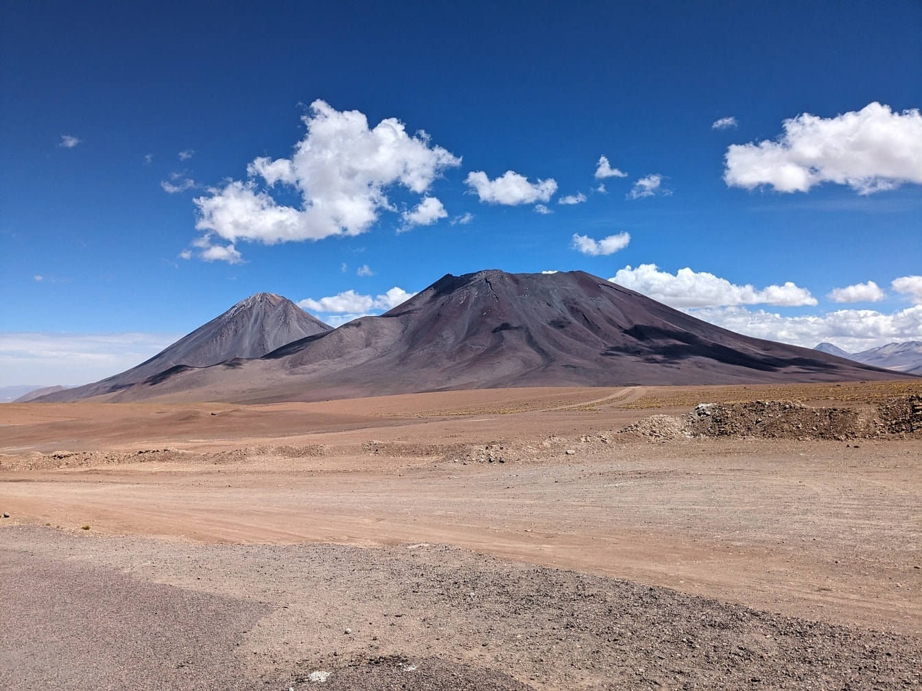 Atacama-woestijn, de droogste plek ter wereld met vulkaan op de grens tussen Bolivia en Chili