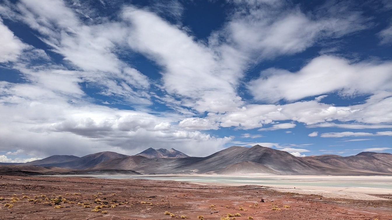 Pemandangan indah gurun terkering dengan danau garam di dataran tinggi Peru