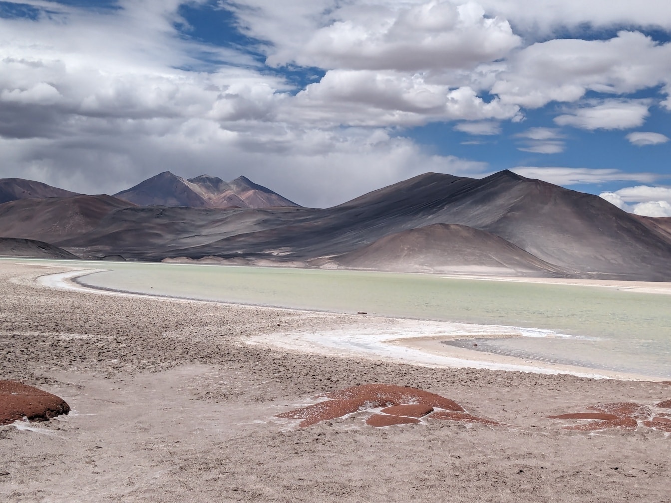 Atacamaørkenen i Chile med salt sø og bjerge i baggrunden