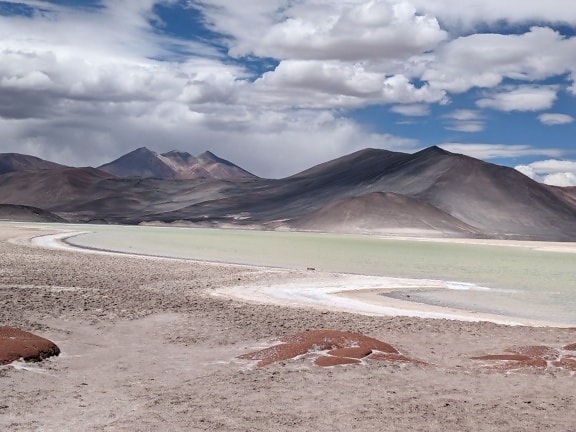 Pustynia Atakama w Chile ze słonym jeziorem i górami w tle