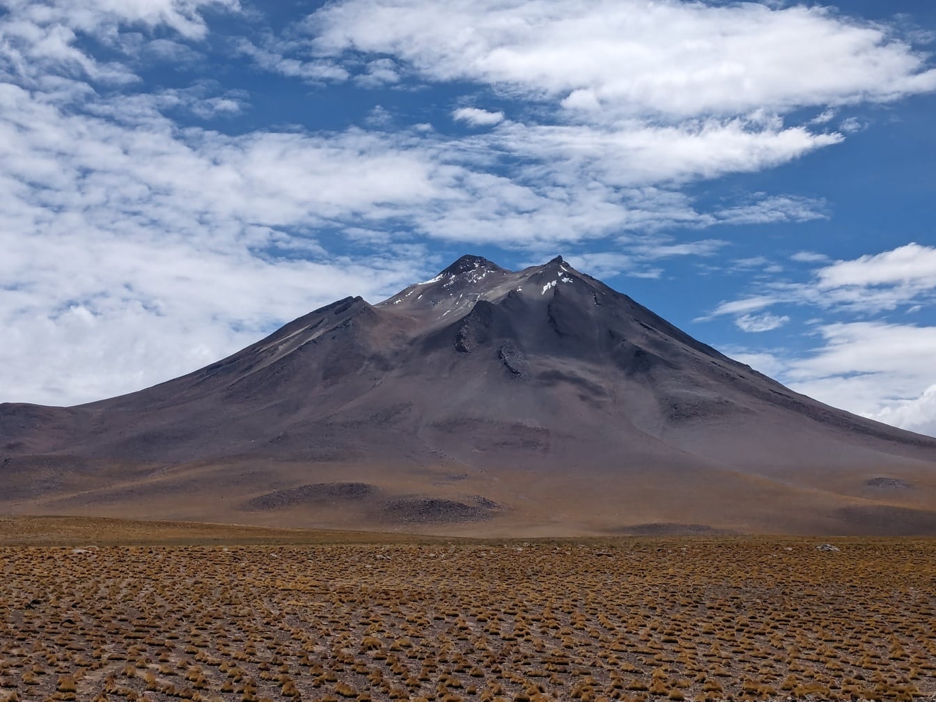 Sopka Miñiques v Chile, hora s plochým polem a modrou oblohou