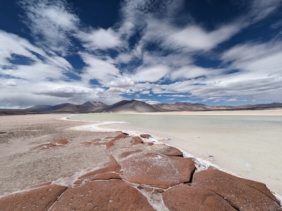 칠레 사막의 고지대에 있는 소금 석호의 장엄한 짠 해변