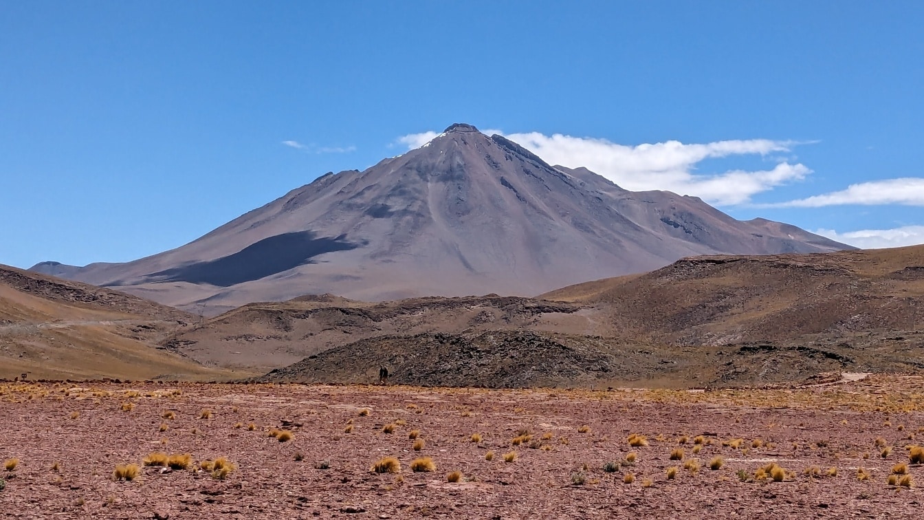 Berg in der Ferne in der trockenen bolivianischen Wüste