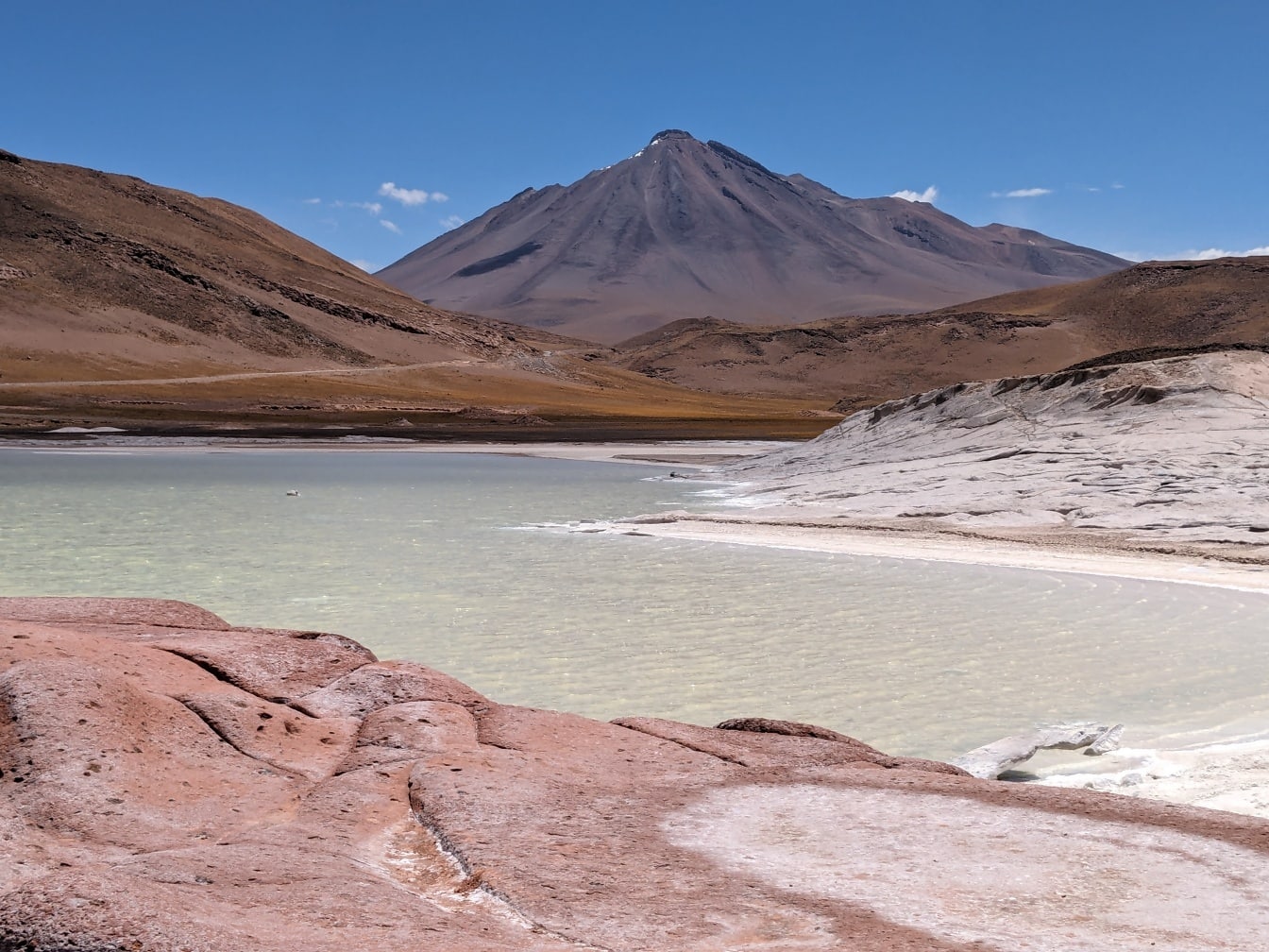 チリのアタカマ砂漠の塩高原にある高地の塩水ラグーン
