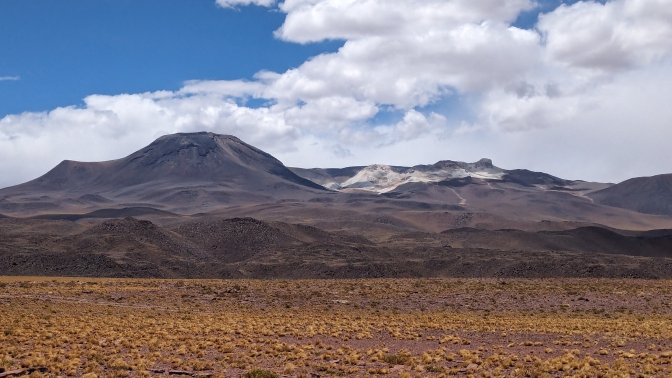 Krajina púšte s horami a oblakmi v púšti Atacama v Južnej Amerike