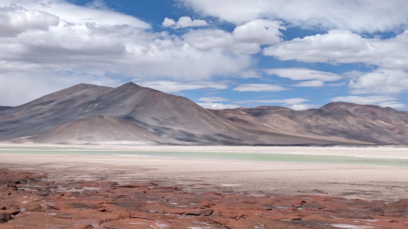 Soľná plošina v soľnej lagúne v púšti Atacama v Čile