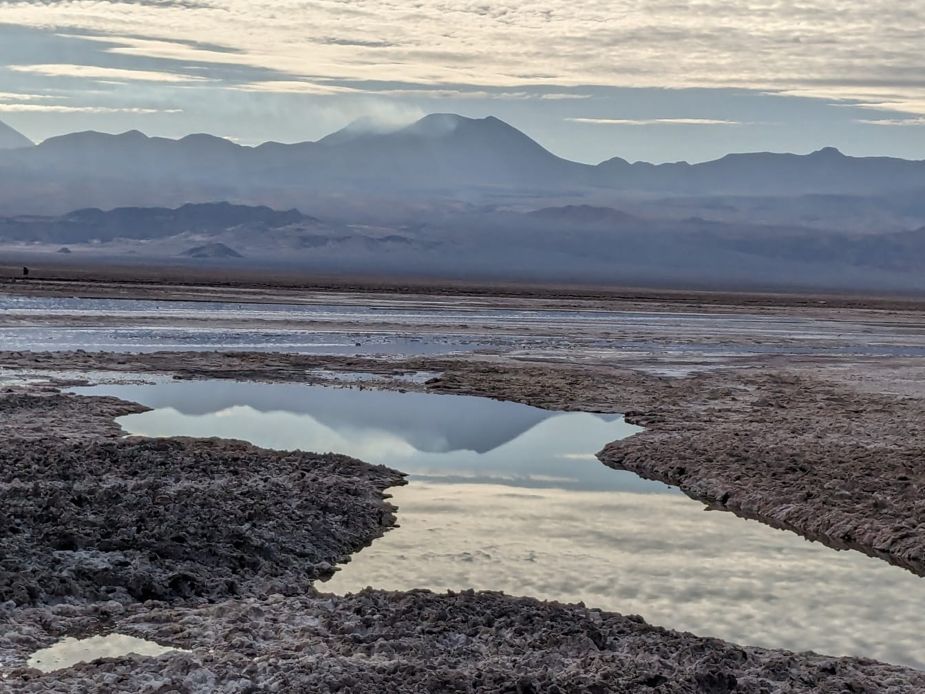 Salzige Pfütze in einem hochgelegenen Salzsee in der Wüste in Südamerika