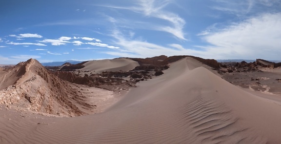 เนินทรายในหุบเขาดวงจันทร์ในทะเลทราย Atacama ในชิลี