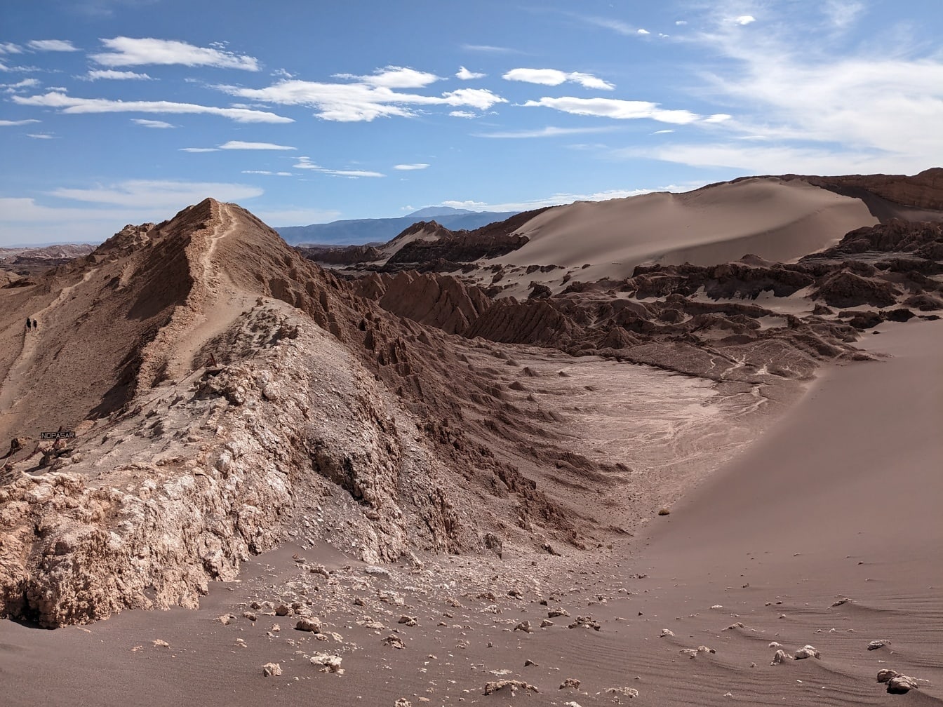 Hiekkaiset kukkulat Atacaman tasangolla autiomaassa maailman kuivin paikka