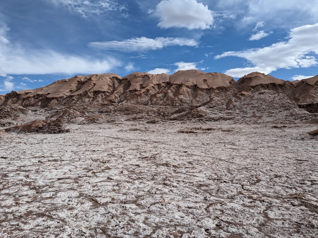 Terreno salato secco nel deserto più arido del mondo Atacama in Cile