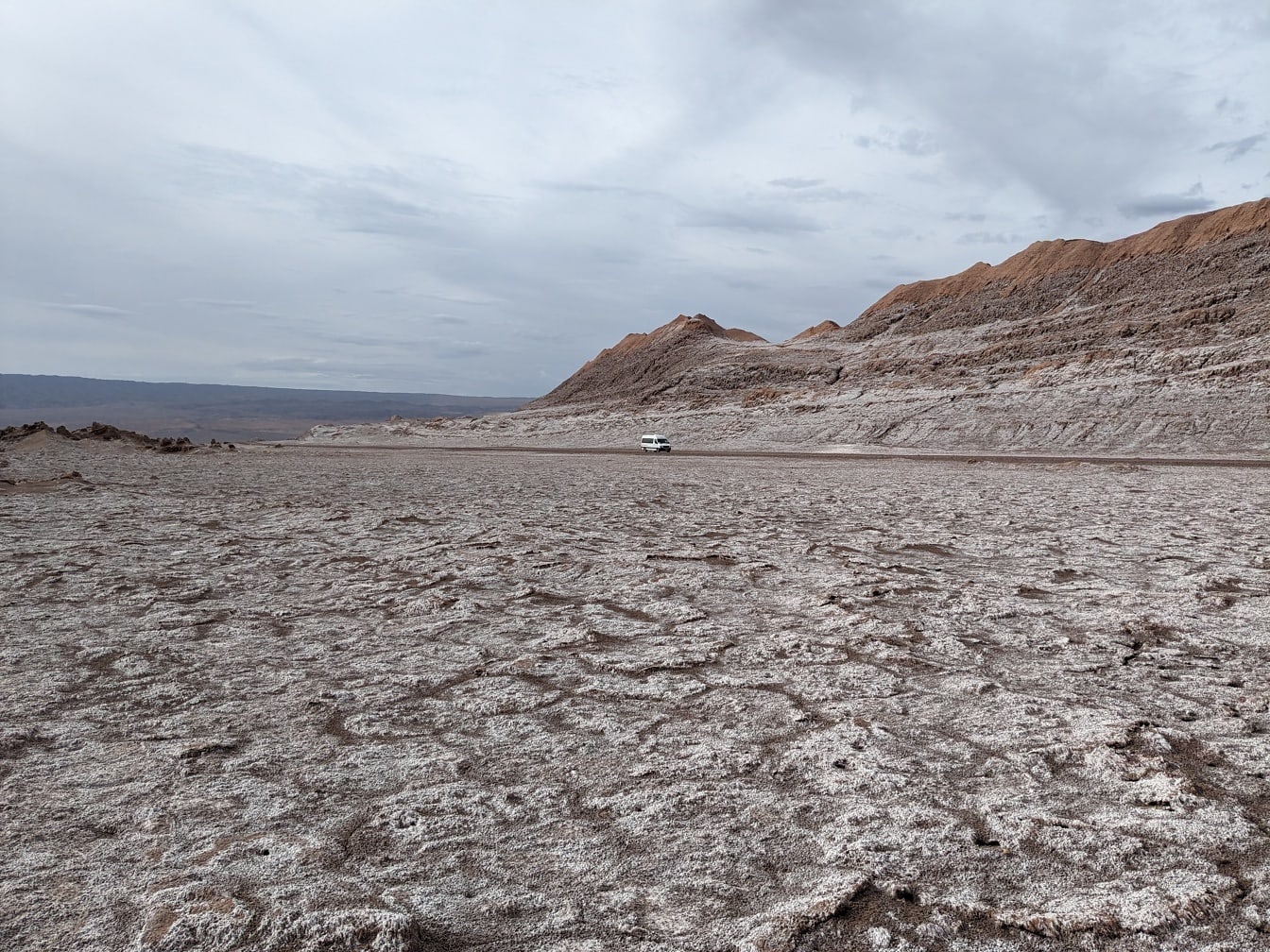 Jazda samochodem po suchej pustyni znanej jako dolina Księżyca w Chile