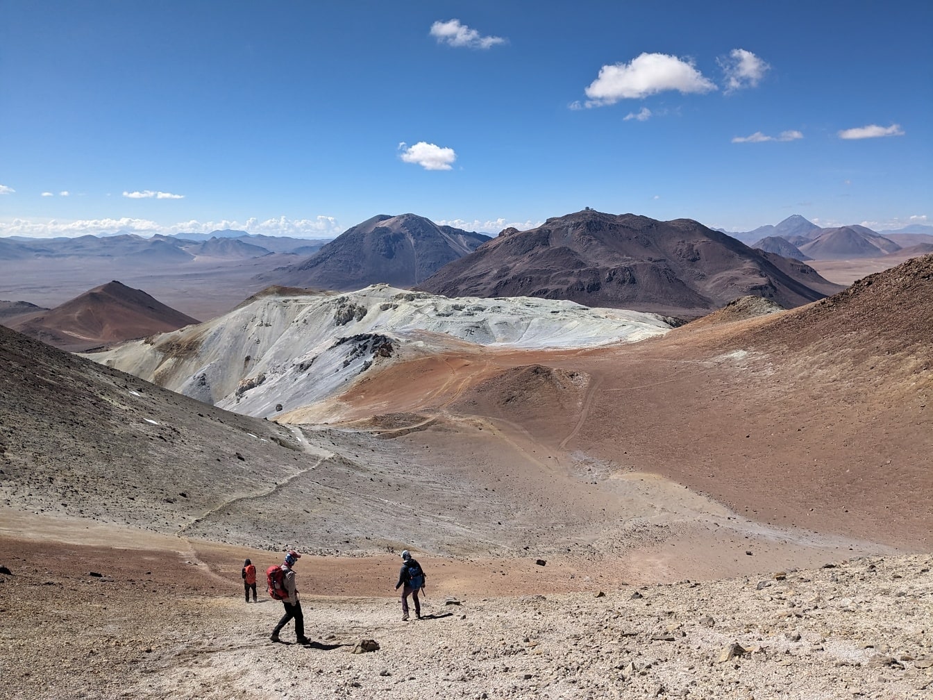 Emberek sétálnak a sivatag hegycsúcsán, a Cerro Toco-n Chilében
