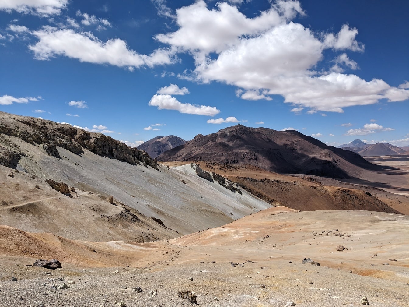 Unglaubliche Landschaft einer trockensten Wüste in großer Höhe auf der peruanischen Hochebene