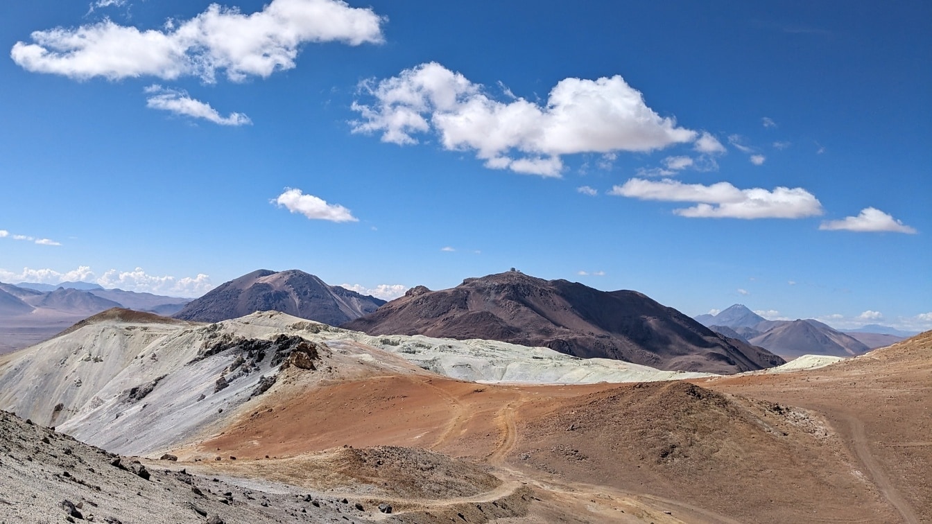 Krajobraz szczytu górskiego Cerro Toco na chilijskiej pustyni