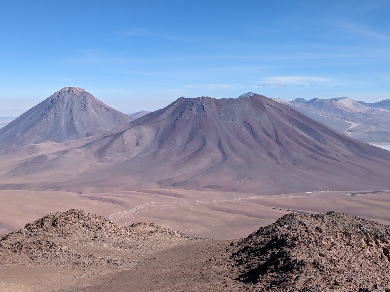 Panoramatický výhľad na strato sopku Cerro Toco v púšti Atacama v Čile