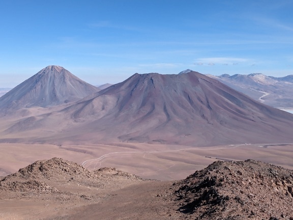 Vues panoramiques sur le volcan Strato Cerro Toco dans le désert d’Atacama au Chili