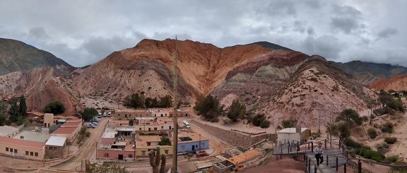 Πανόραμα αστικού τοπίου 180 μοιρών της μικρής πόλης Purmamarca σε μια κοιλάδα Quebrada de Humahuaca στην Αργεντινή