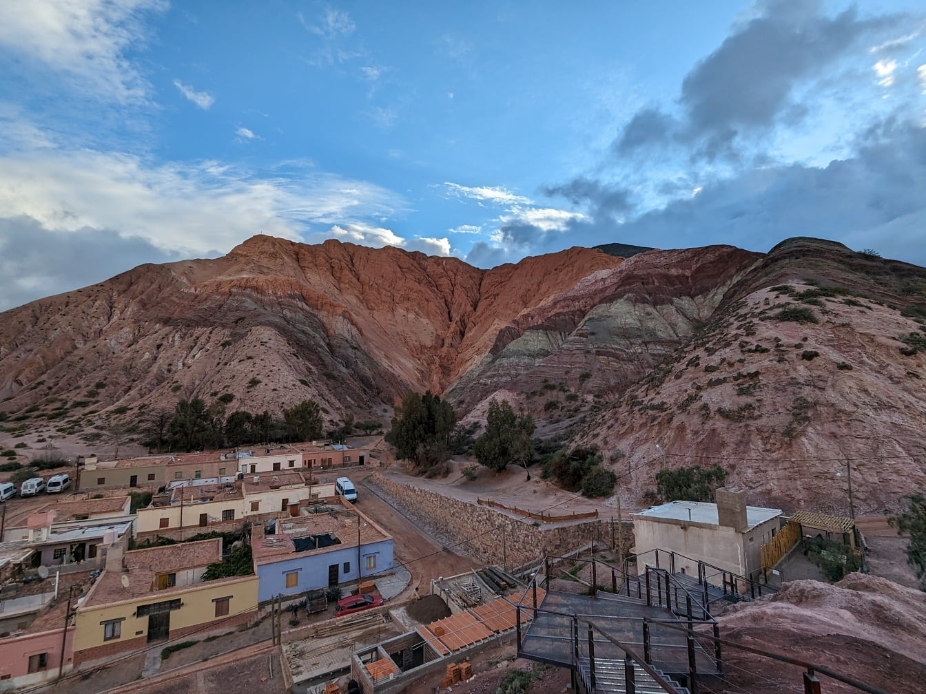 Purmamarcan kylä Quebrada de Humahuacan laaksossa Argentiinassa, taustalla vuoret