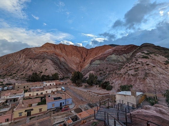 Село Пурмамарка в долината Кебрада де Хумахуака в Аржентина с планини на заден план