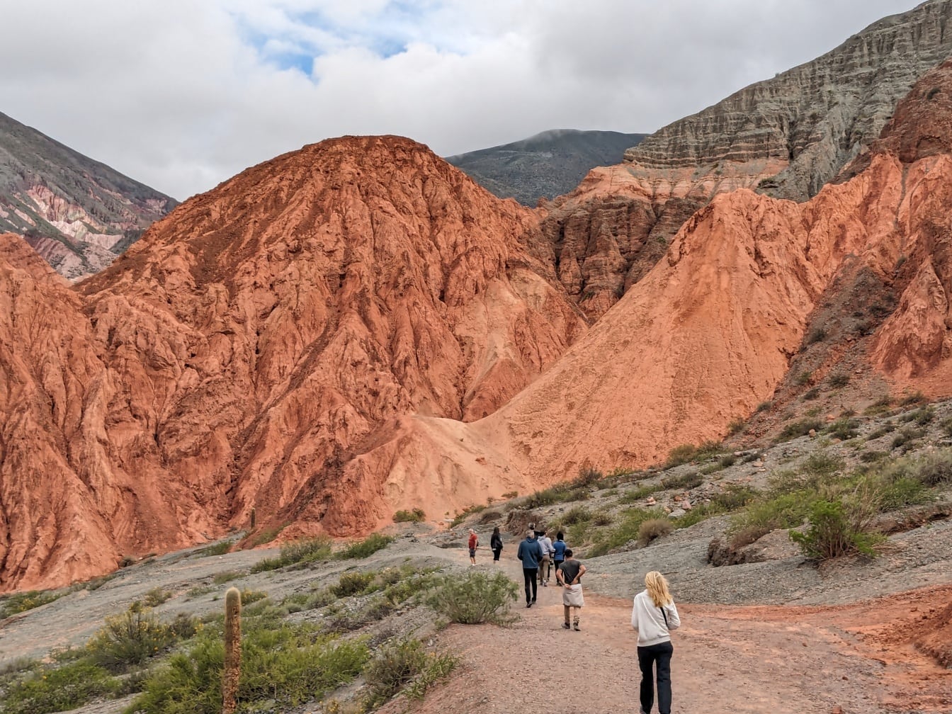 Những người đi bộ đường dài đi bộ trên núi ở miền bắc Argentina được gọi là núi cầu vồng
