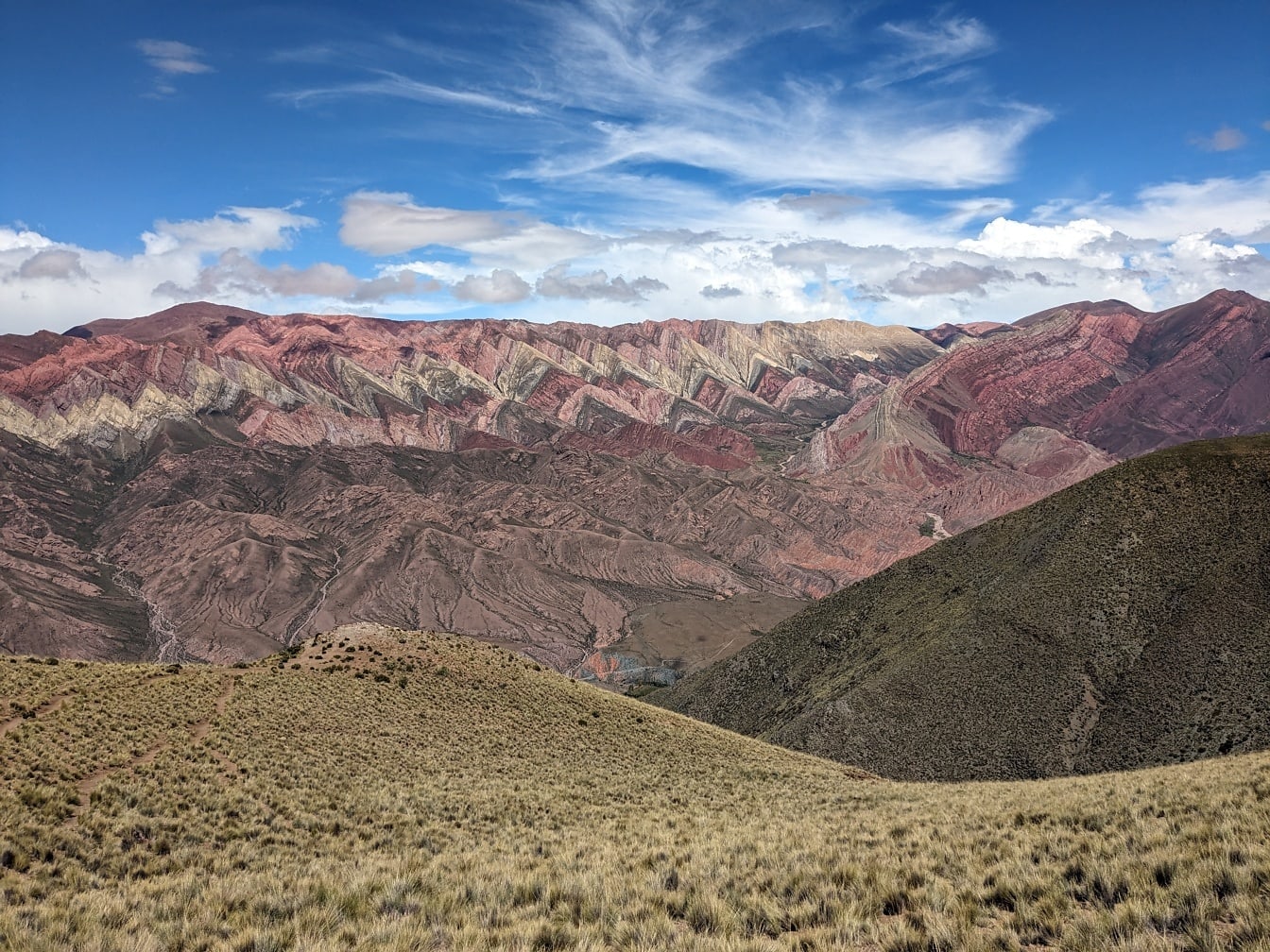 아르헨티나의 자연 보호 구역에있는 Serranía de Hornocal 산의 계곡 풍경