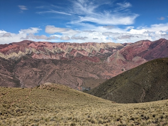 Пейзаж долины гор Серрания-де-Орнокаль в природном заповеднике Аргентины