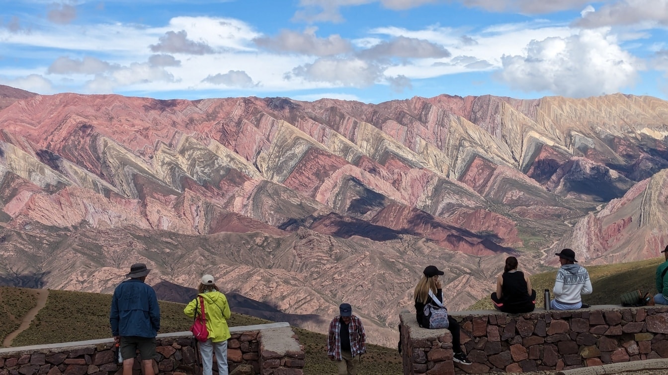Toeristen in Argentinië genieten van het geweldige panorama van het berglandschap