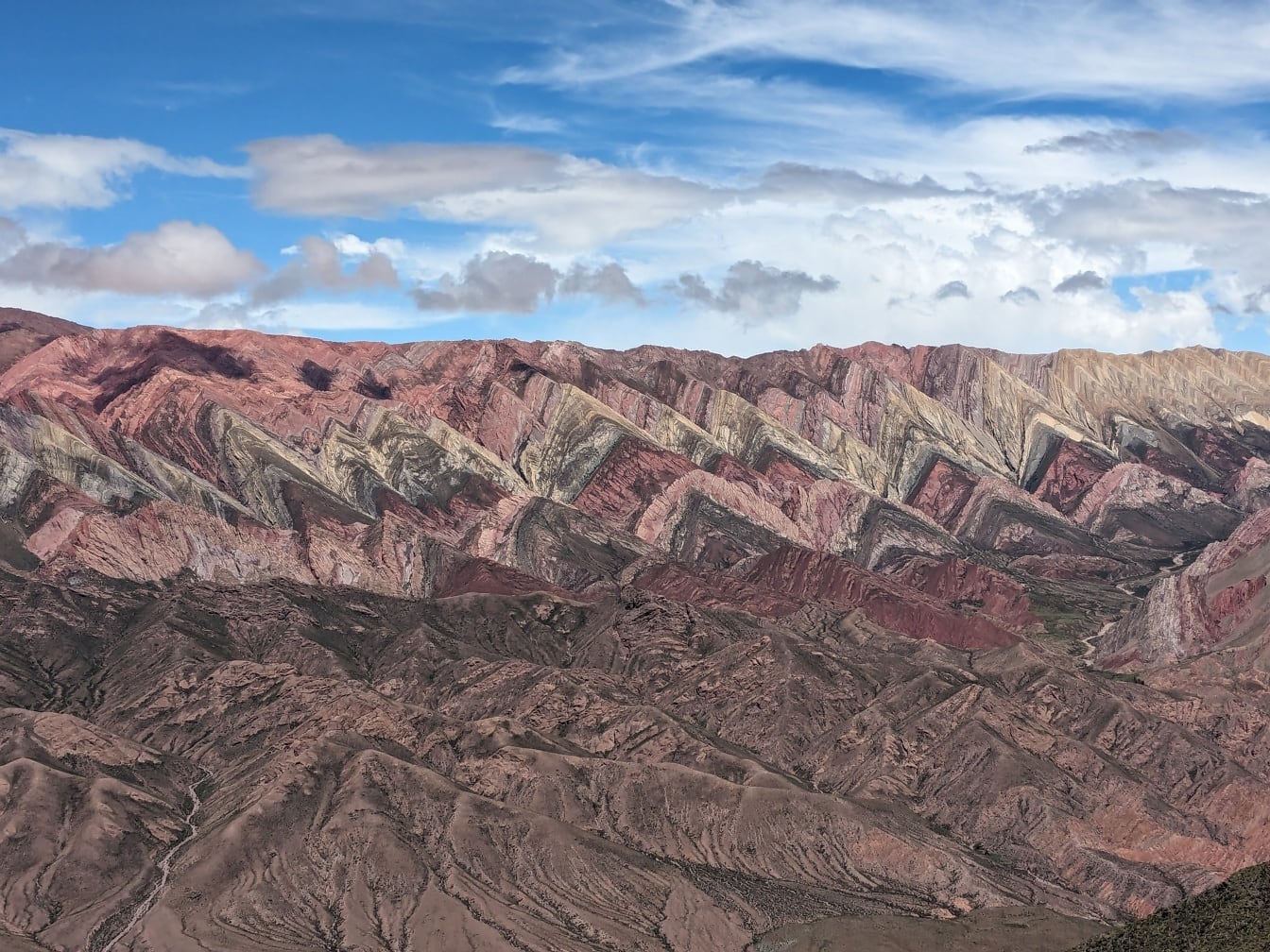 Puncak gunung disebut Serranía de Hornocal dengan berbagai warna batu di pegunungan barat laut Argentina