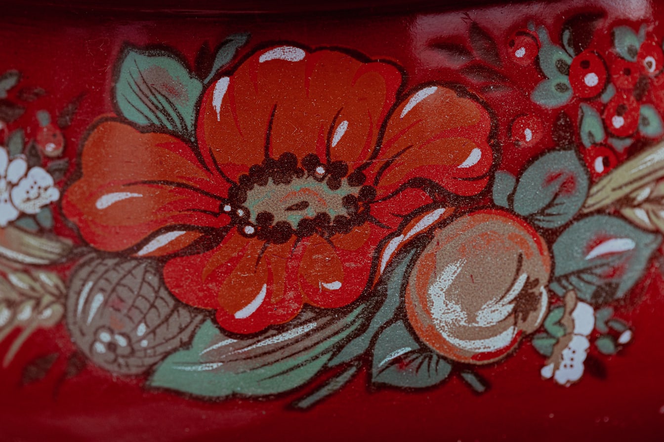 Disegno floreale con grande fiore rosso dipinto su tessuto di cotone rosso