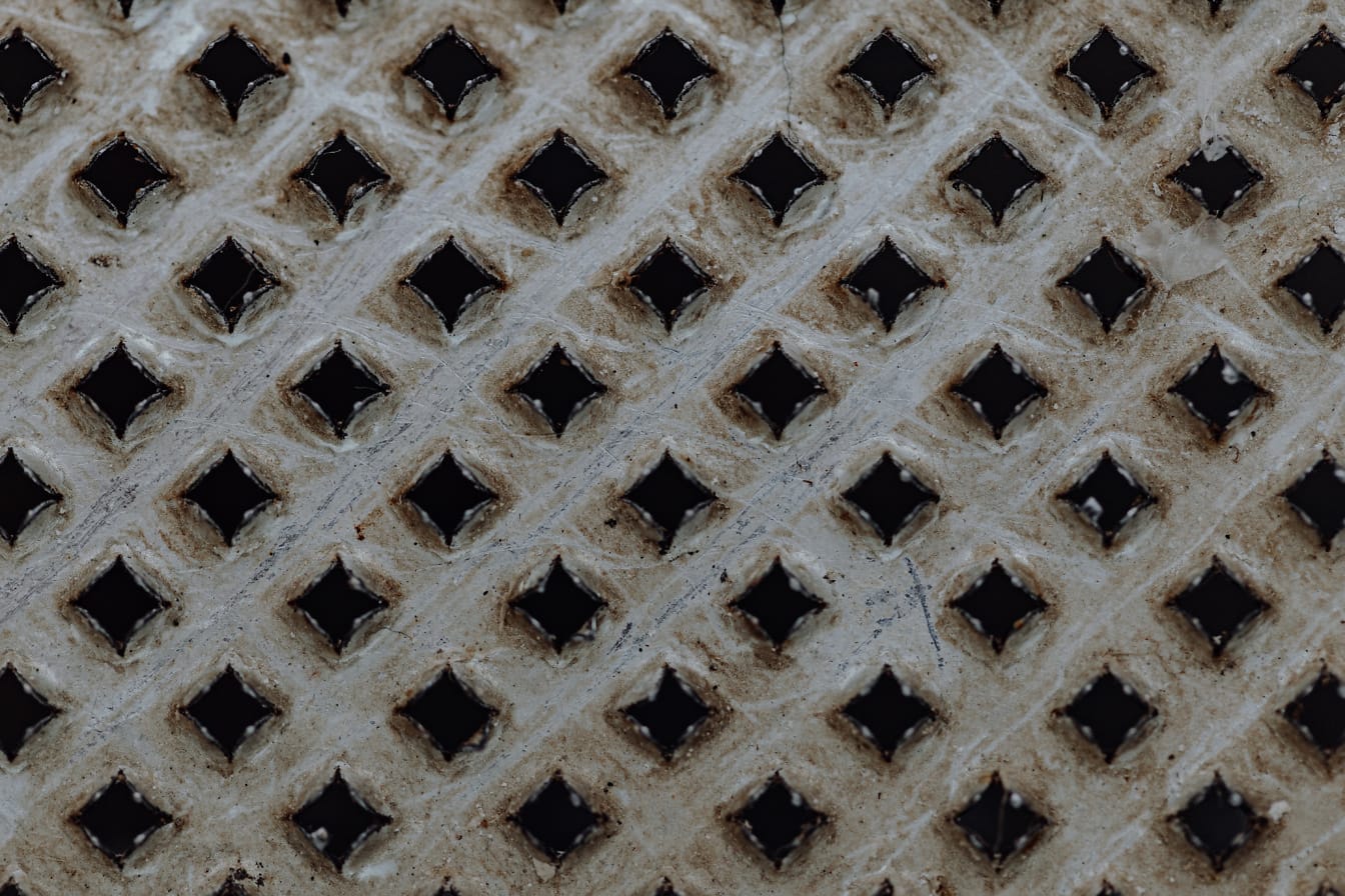 Gitterstruktur mit kleinen symmetrischen rechteckigen Löchern und verschmutzter Oberfläche