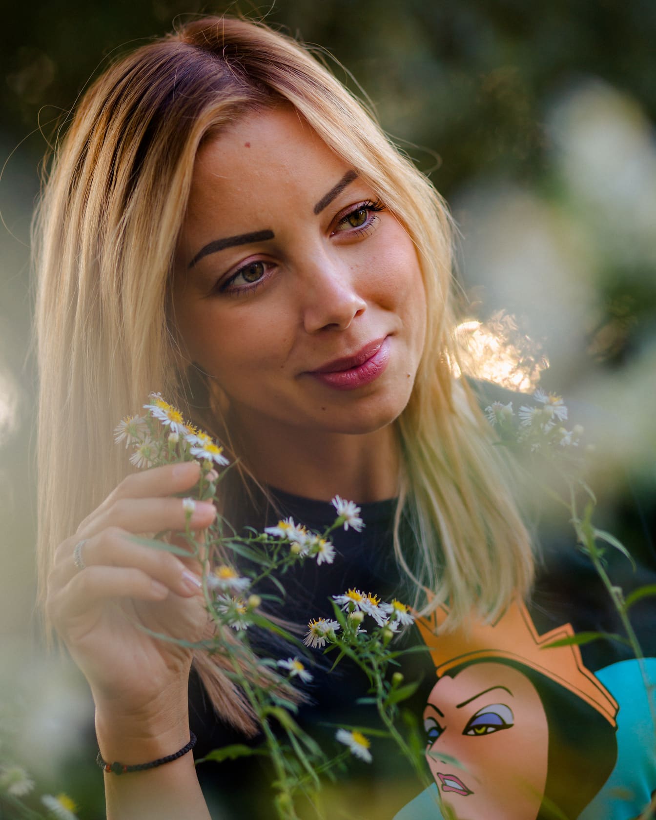 一个有着美丽脸庞的女人的肖像，手里拿着一朵洋甘菊花