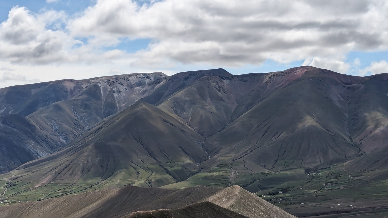 Chaîne de montagnes avec des nuages grisâtres dans le ciel dans une réserve naturelle en Argentine