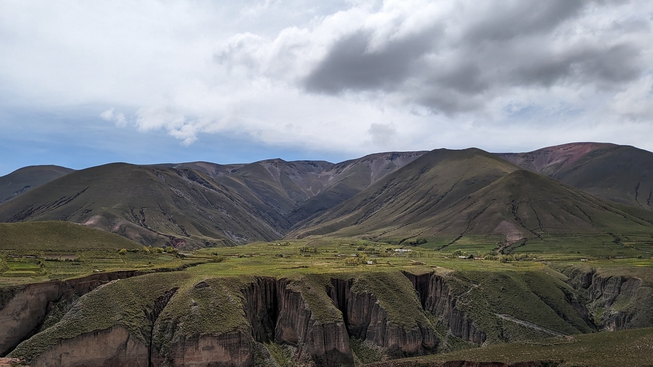 Grön platå i berg i Humahuaca i Sydamerika i Argentina