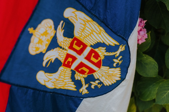 Σημαία της Σερβίας με εθνικό εραλδικό σύμβολο, οικόσημο με δικέφαλο λευκό αετό