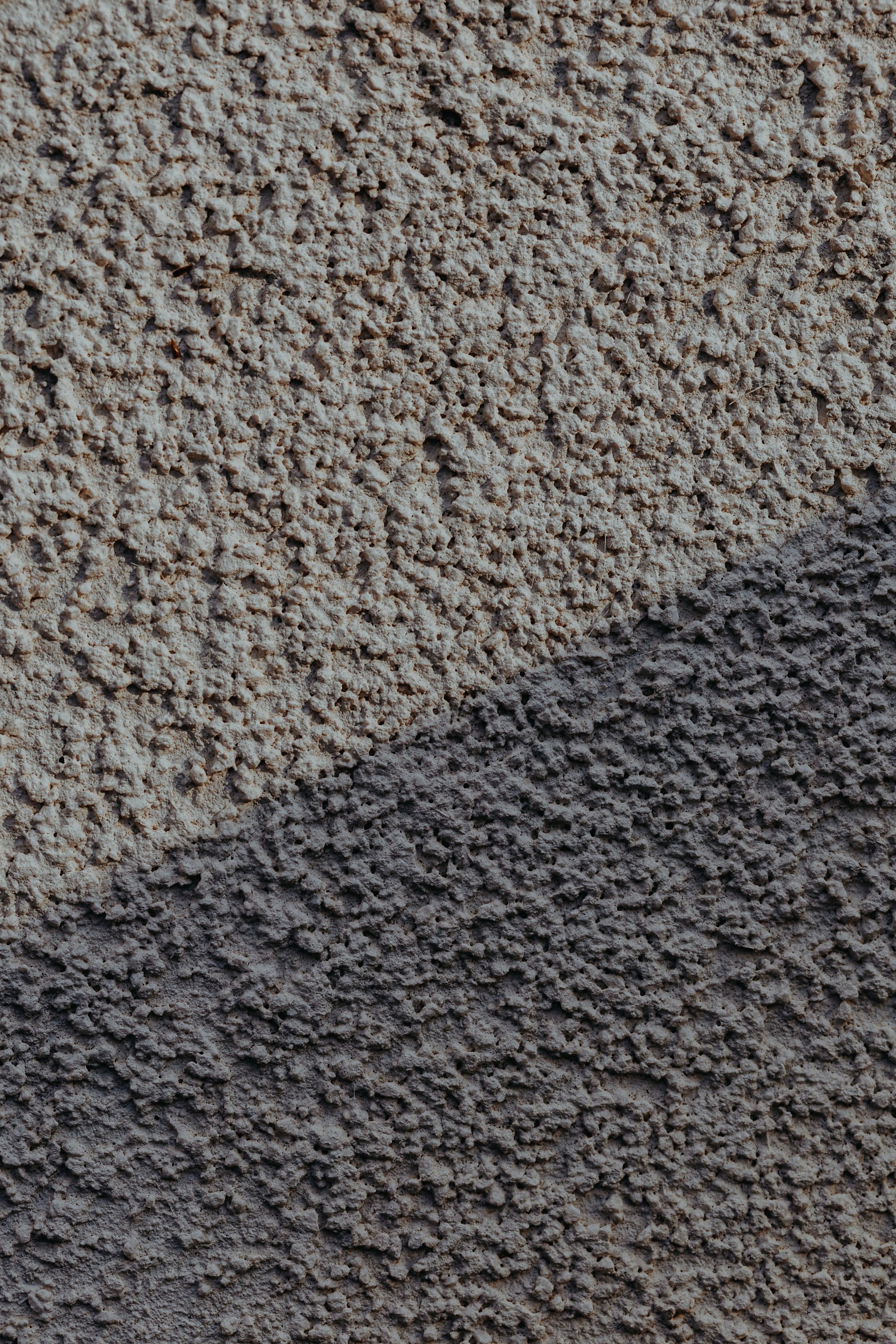 거친 회색을 띤 시멘트가 있는 벽면의 질감