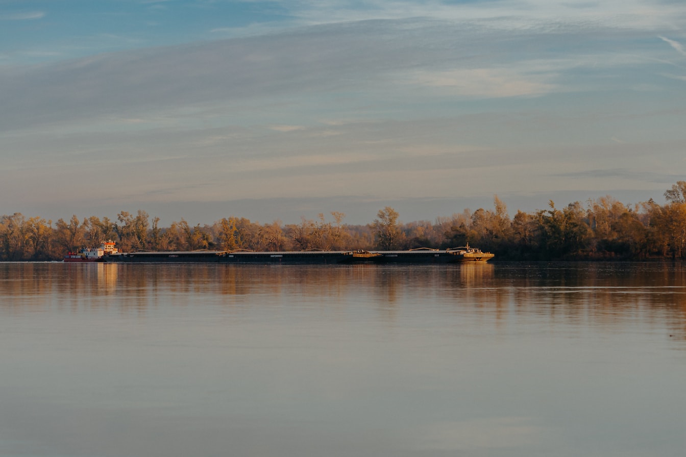 Pråm på en Donauflod, den näst längsta vattenvägen i Europa