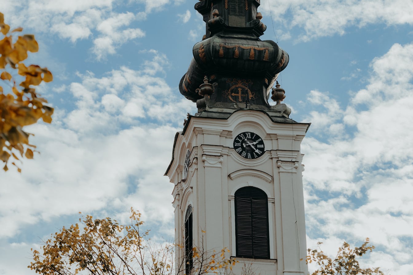 Kirketårn af serbisk-ortodokse kirke af Johannes Døberens fødsel