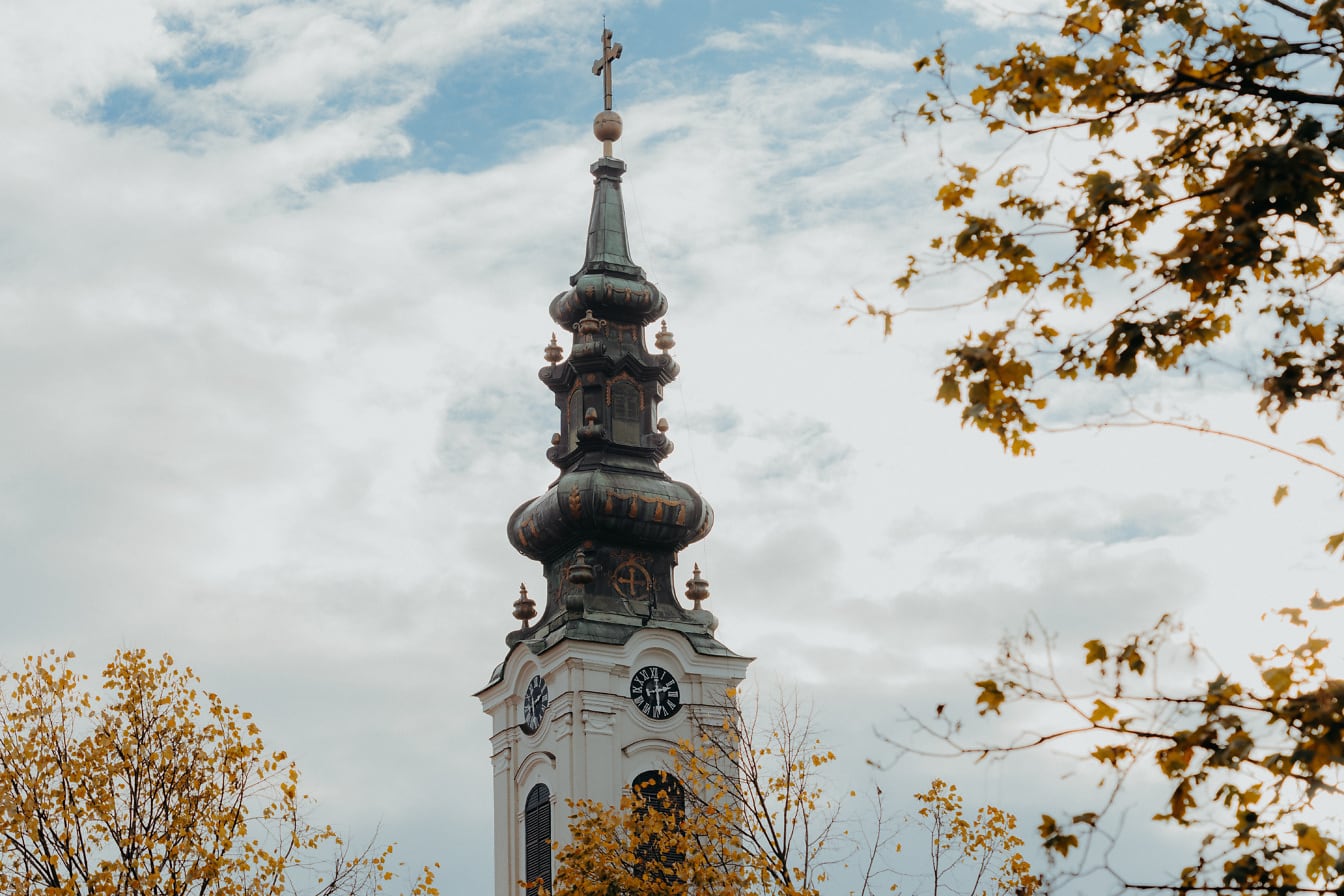 Srbský pravoslavný kostel Narození sv. Jana Křtitele s bílou věží s křížem na vrcholu