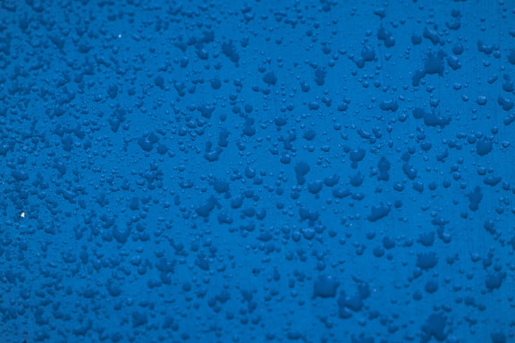 Texture des gouttes d’eau sur une surface bleue