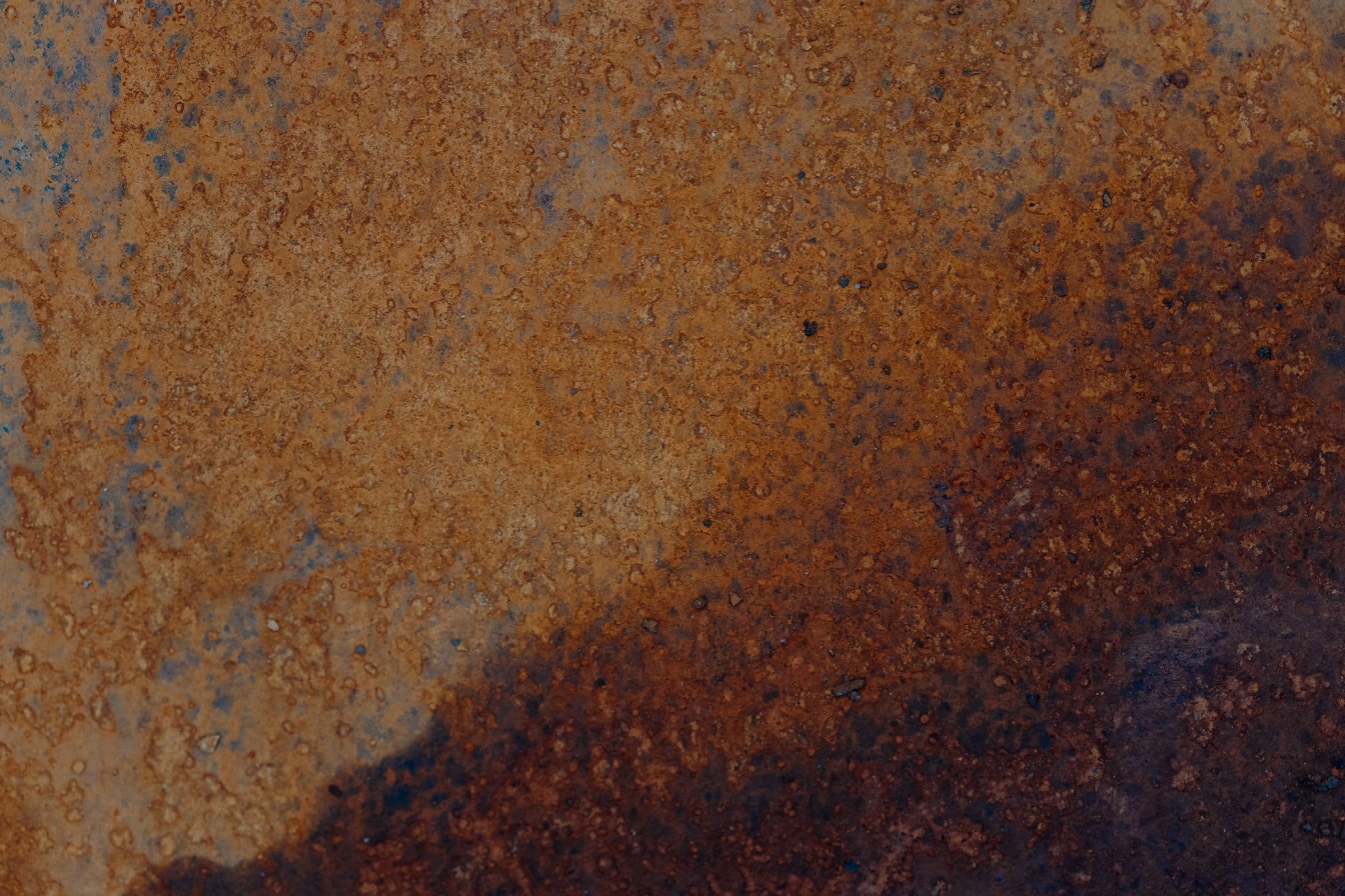 Rusten overflade af en metalplade med våd plet