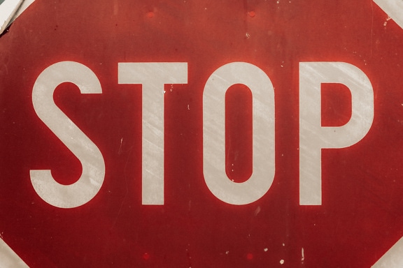 Знак “Стоп”, пътен знак с бели букви на червена повърхност