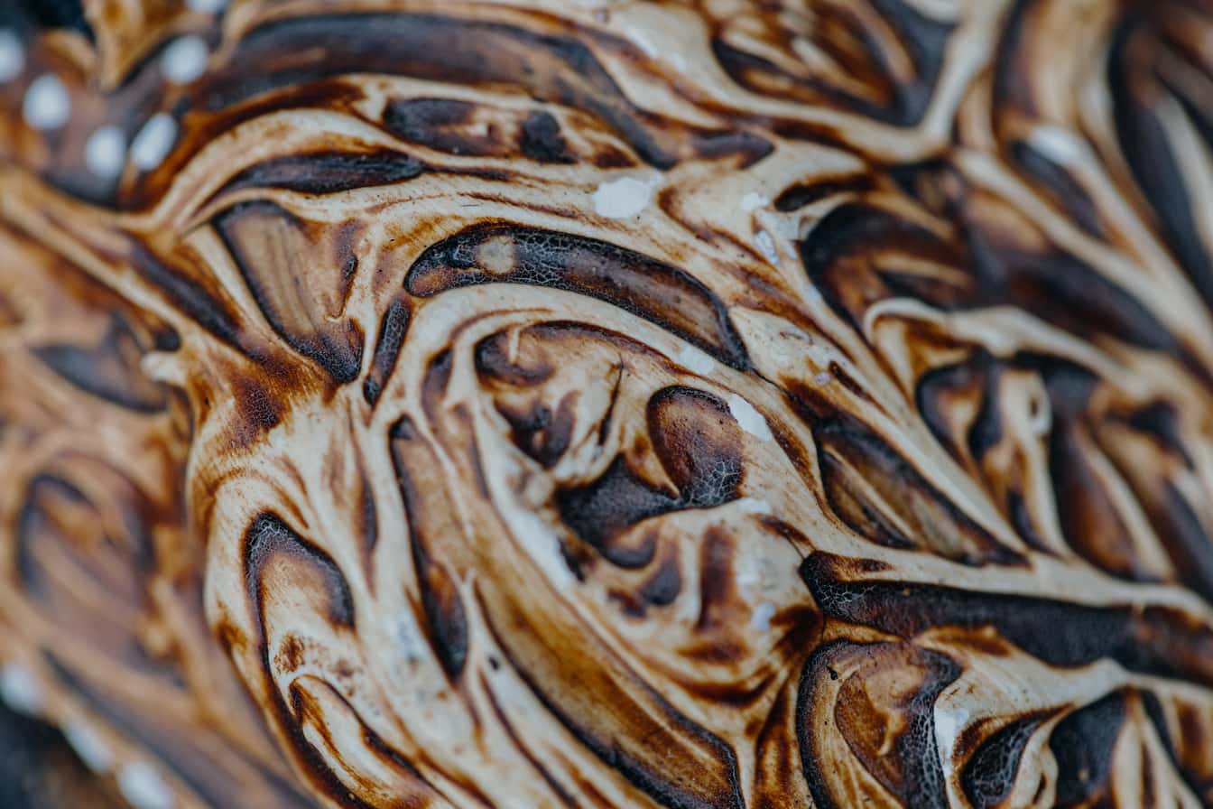 Close-up de um redemoinho marrom e branco em madeira esculpida