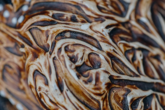 雕刻木头上棕色和白色漩涡的特写