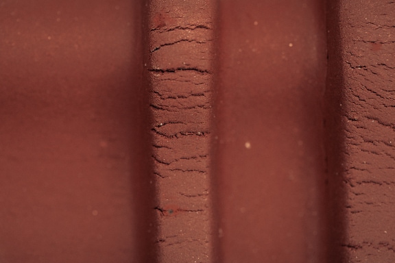 수직선이 있는 빨간색 테라코타 표면의 클로즈업