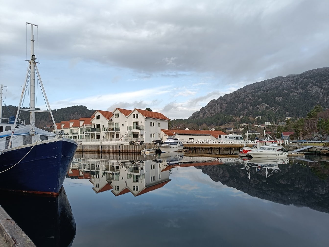 Hamn i Stord i Norge med båtar och stadsbild i bakgrunden