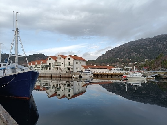 Гавань у Сторді в Норвегії з човнами та міським пейзажем на задньому плані