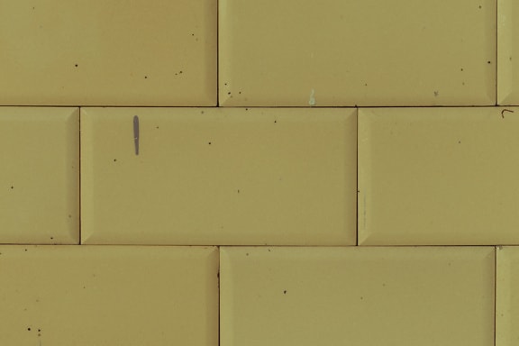 Απλά αντίκες ορθογώνια κίτρινα πλακάκια τοίχου με λεκέδες