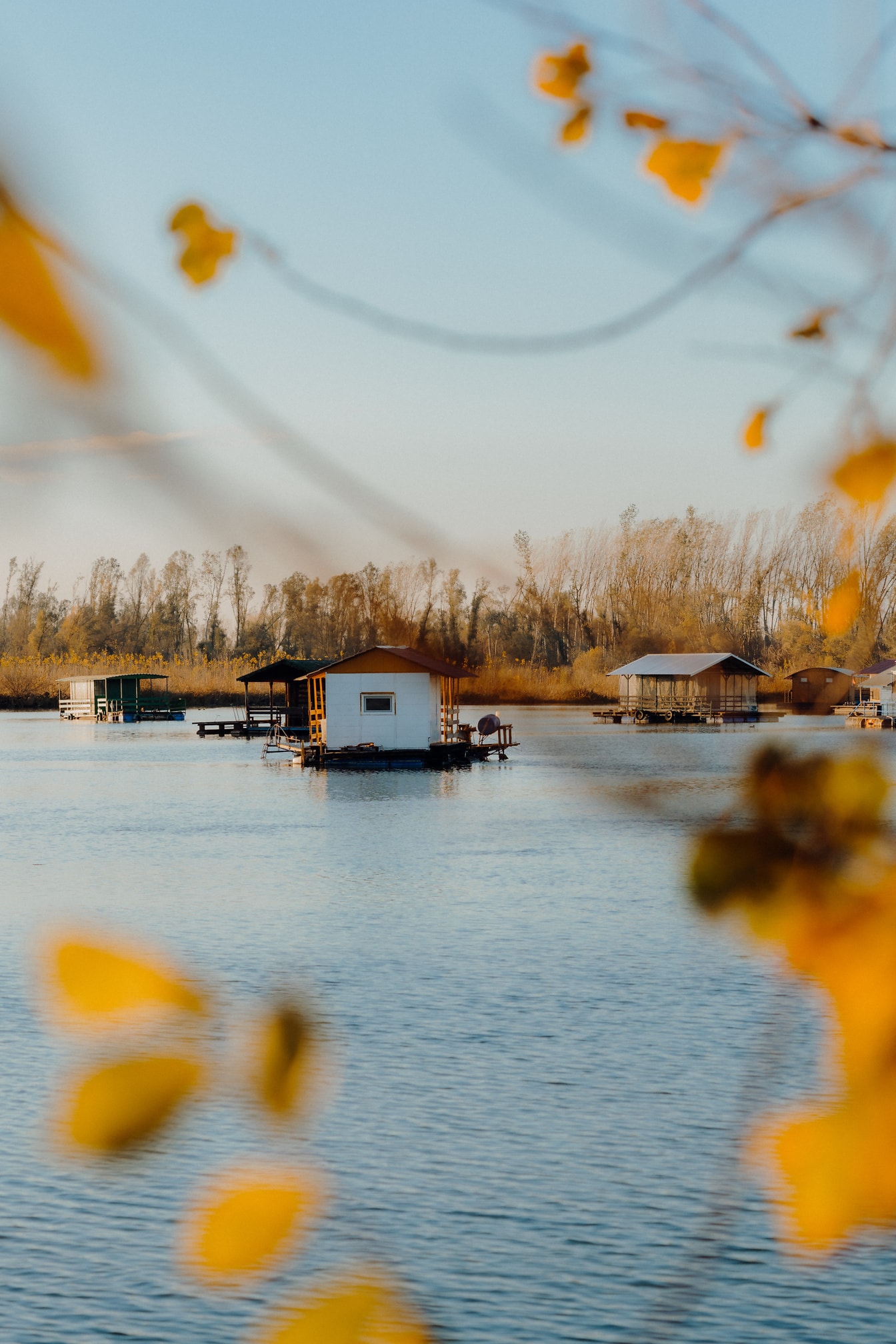 Casas de recreo flotantes en un lago Tikvara